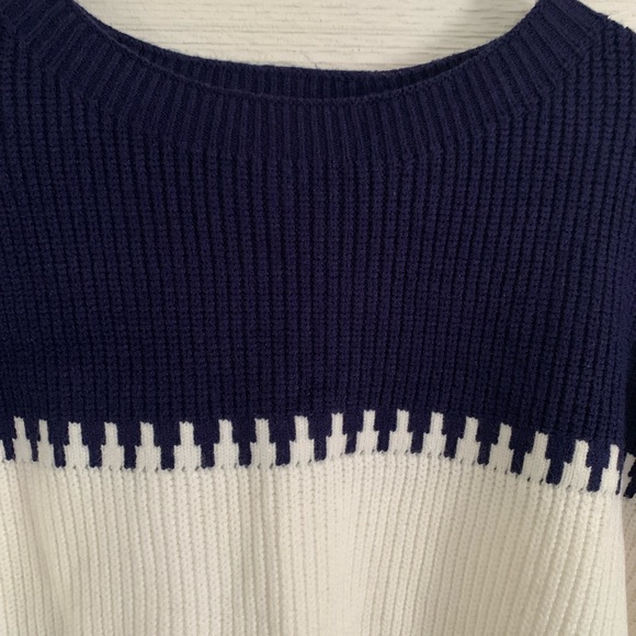 *NEW* Navy and White Women's Sweater. Size Large - Picture 6 of 11